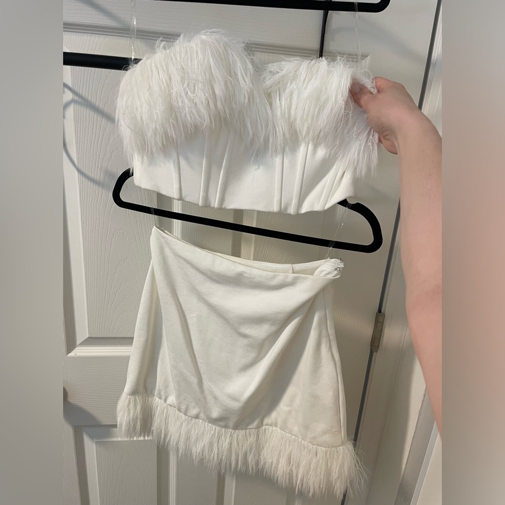 White feather two piece set size 4 small